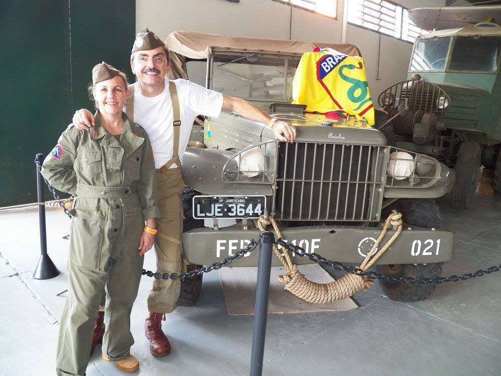 Casal Ana e Vitor ao lado da Dodge WC-51 1944 (Foto: Divulgação)